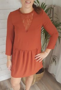 robe rouille dentelle manche trois quart transparent plissé col rond